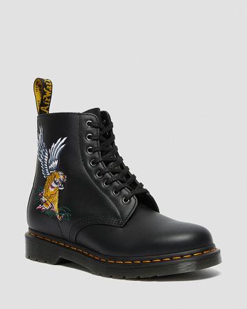 Dr Martens 1460 Souvenir Embroidered Leren Enkellaars Heren Zwart | NL 384LIS